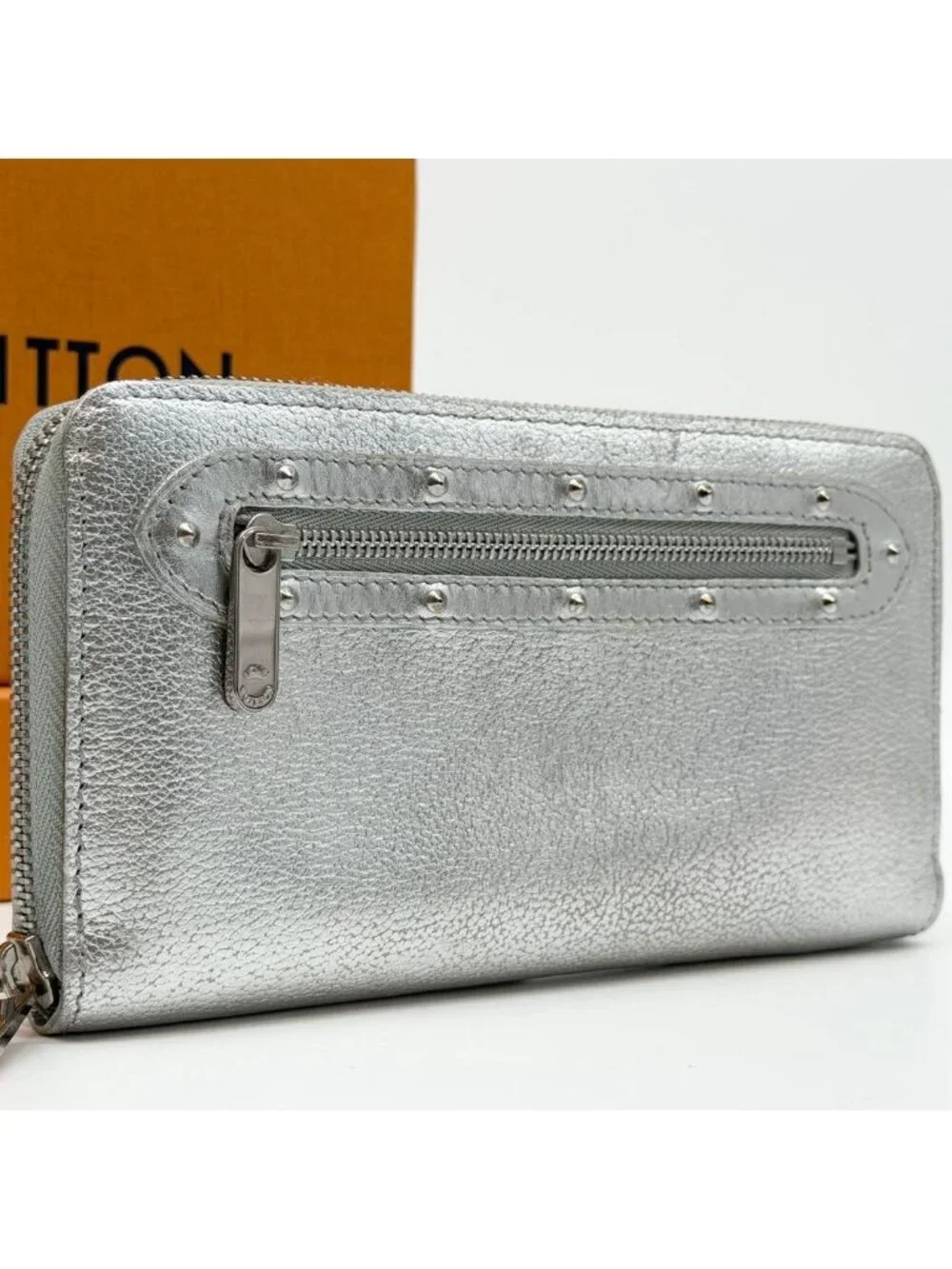 Louis Vuitton Limited Edition Zippy Wallet Suhali Silver Round